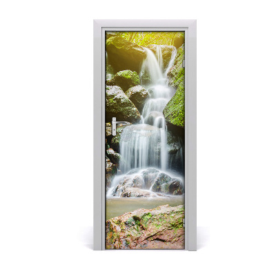 Autocollant porte Cascade dans une forêt verdoyante