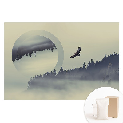 Papier peint intissé Un oiseau majestueux parmi les arbres brumeux