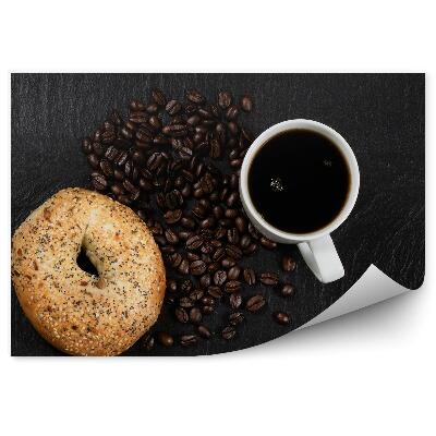 Papier peint panoramique Tasse à café noire saupoudrée de grains de bagel fond foncé