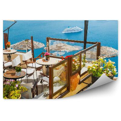 Papier peint Terrasse Chaises Tables Fleurs Bâtiment Ferry Océan Montagnes