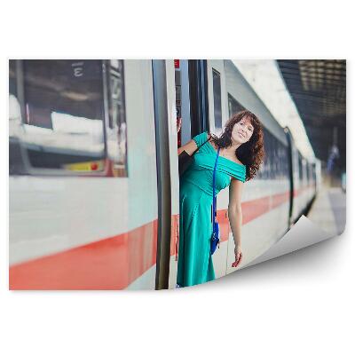 Papier peint Jeune femme dans une station de métro