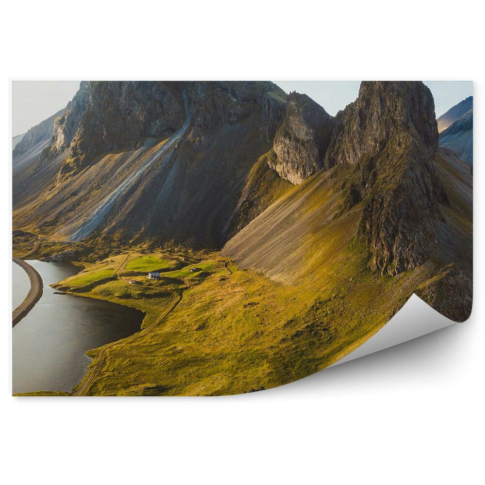 Papier peint Hautes montagnes vertes sur l'île route eau