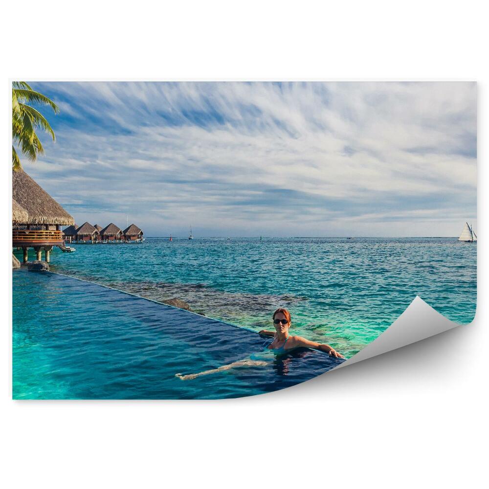 Papier peint Maisons Exotiques Palmiers Océan Femme Yacht Nuages Ciel