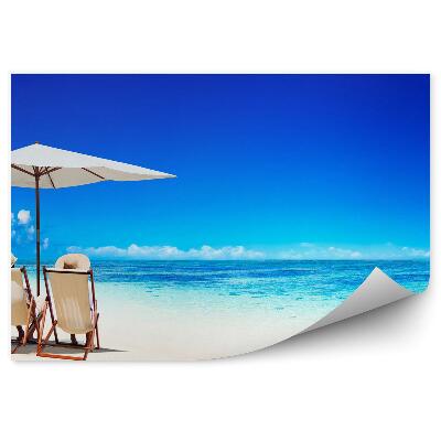 Papier peint Couple Relaxant Chaises Longues Parasol Plage Océan Ciel Nuages