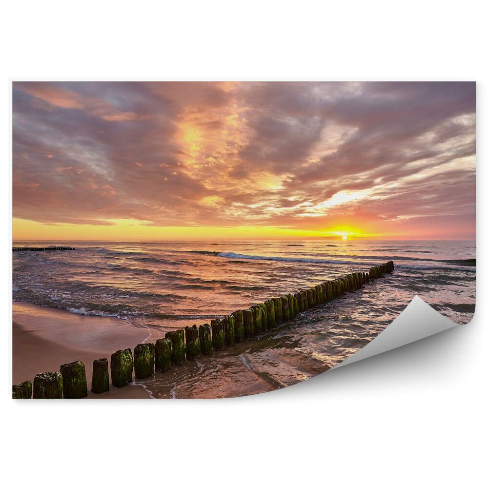 Papier peint Mer houleuse Ecume Sable Nuages dans le ciel