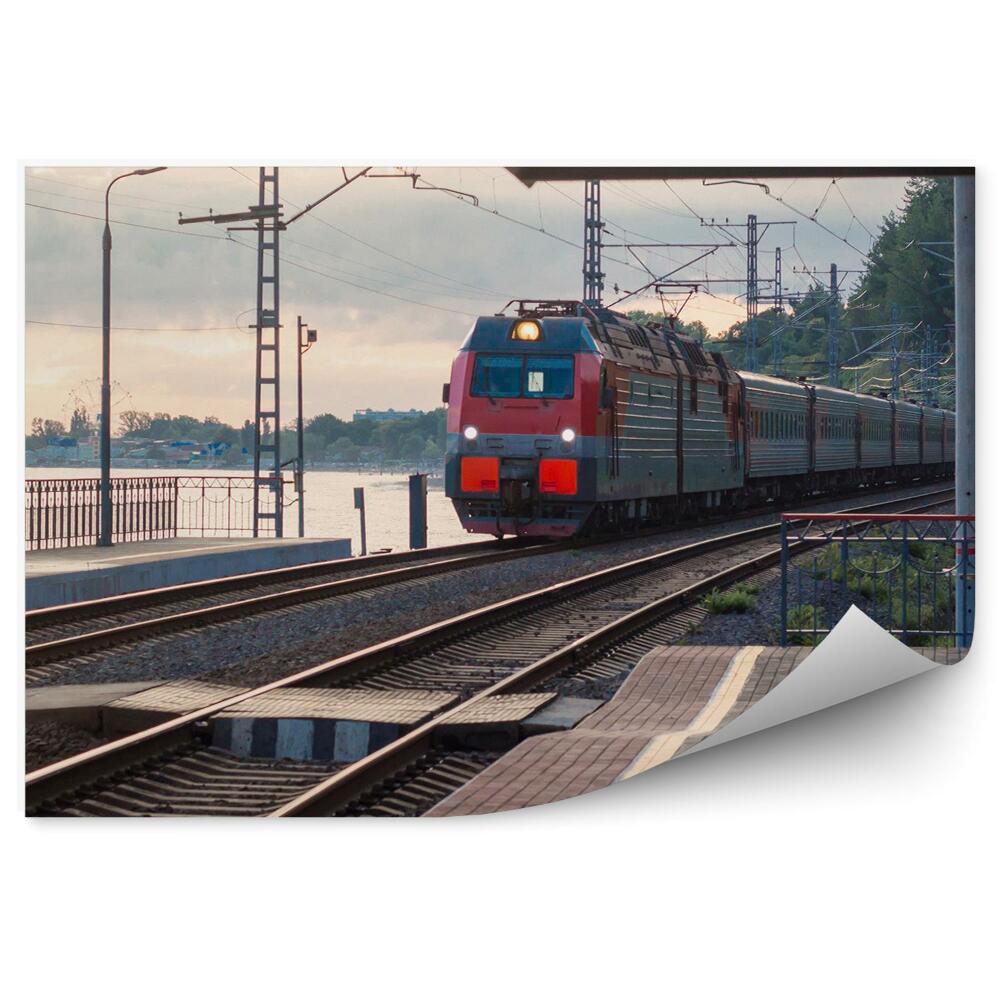 Papier peint Train de voyageurs voies ferrées ville quai