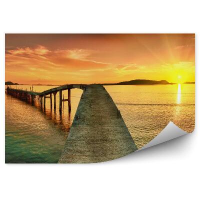 Tapisserie panoramique Vue panoramique d'une plage tropicale avec des surfeurs au coucher du soleil.