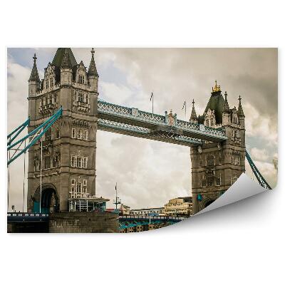 Papier peint Ciel gris nuageux derrière le célèbre pont anglais