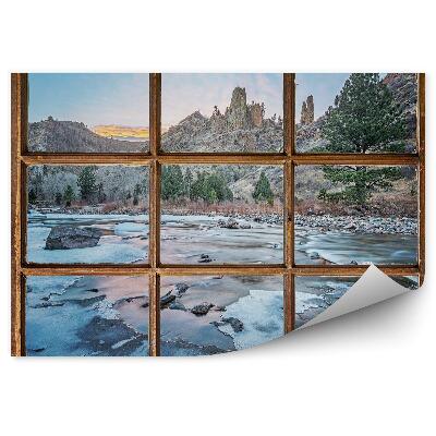 Papier peint Vieille fenêtre avec vue sur la montagne et le ruisseau gelé