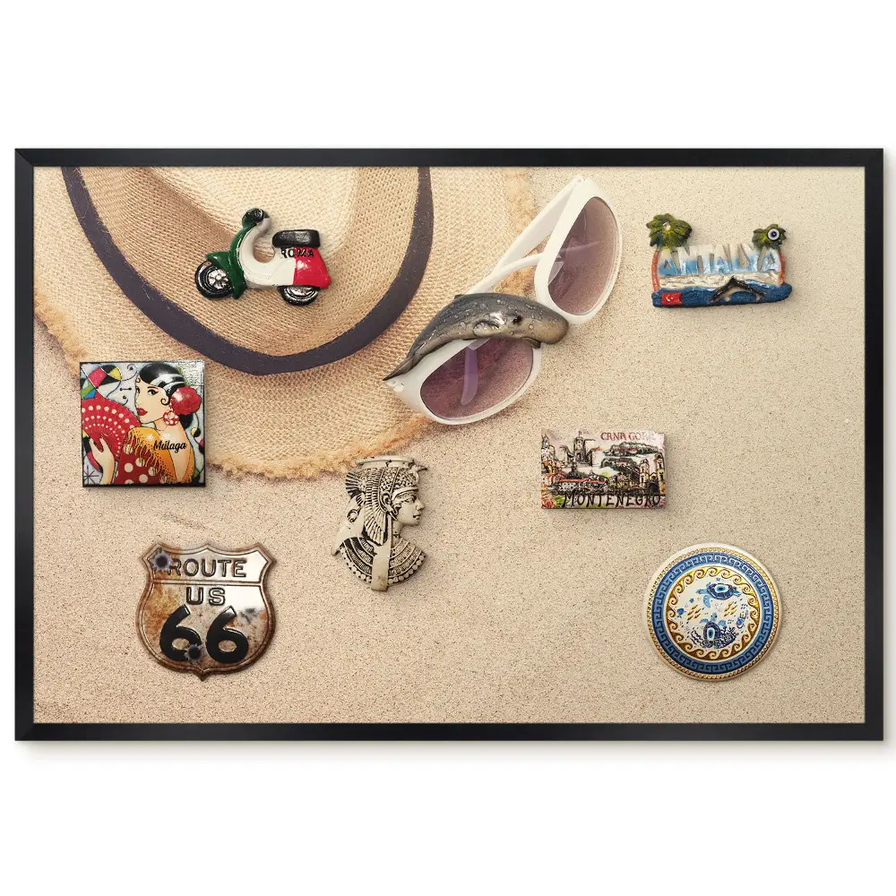 Tableau magnétique avec motif de chapeau et lunettes de soleil sur le sable
