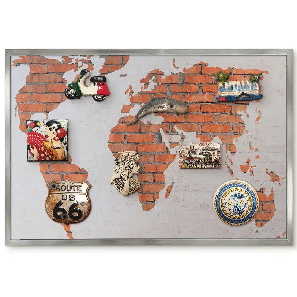 Tableau magnétique avec cadre représentant une carte du monde sur un mur blanc