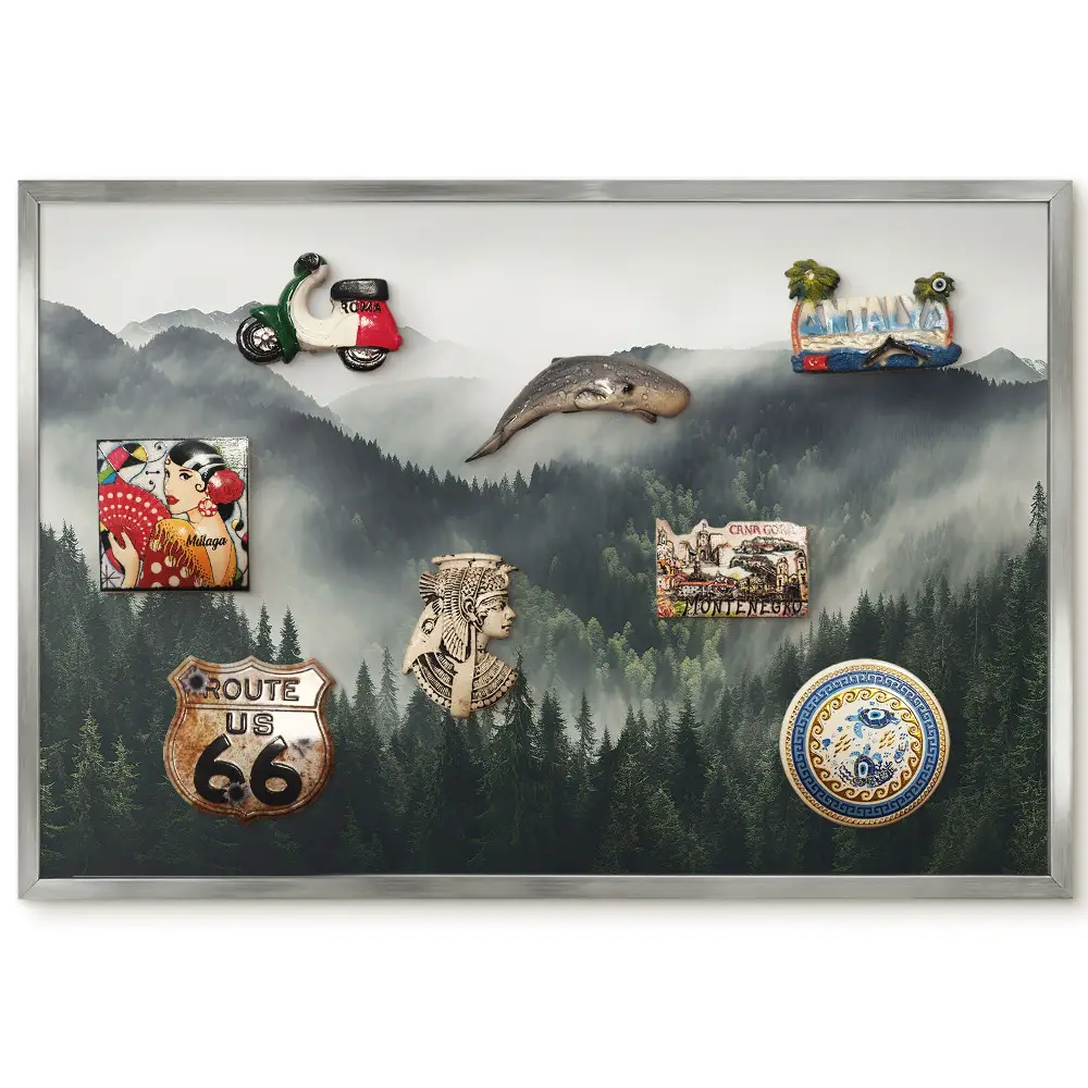 Panneau pour aimants souvenirs motif paysage brumeux de montagnes et forêts