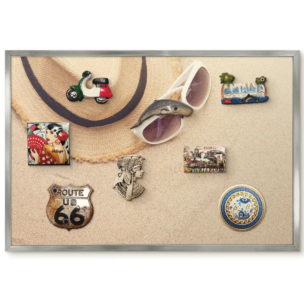 Panneau décoratif pour aimants souvenirs motif chapeau et lunettes de soleil sur le sable