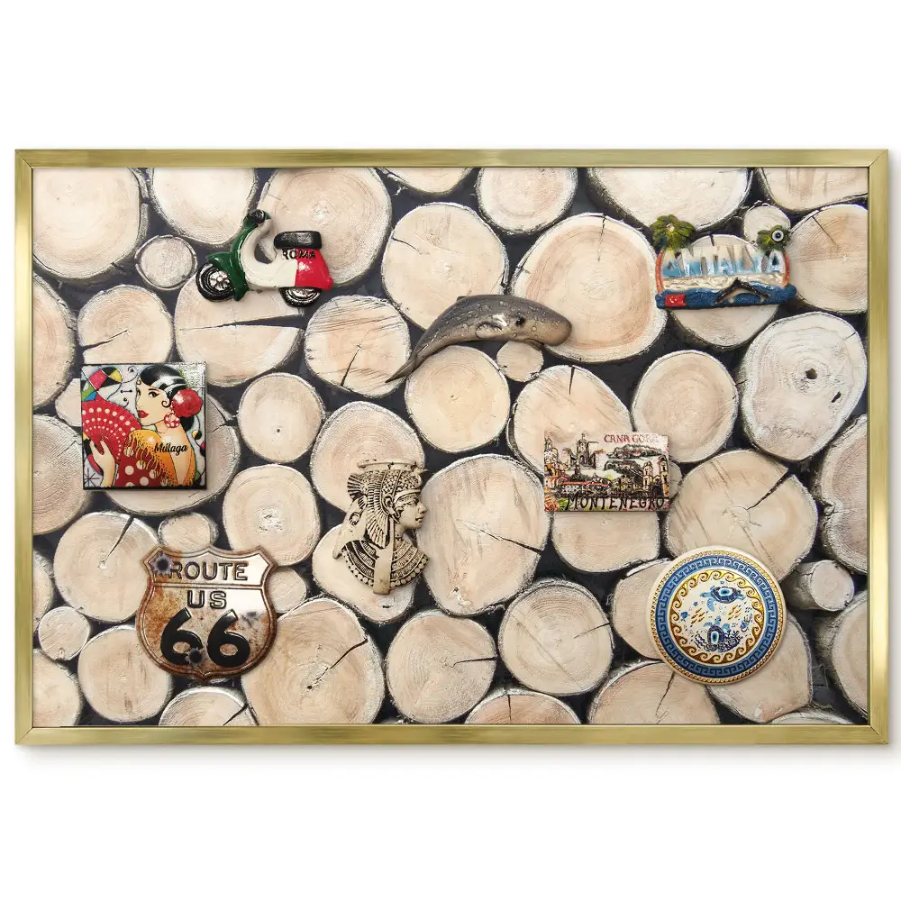 Panneau décoratif en bois pour aimants souvenirs sur fond sombre