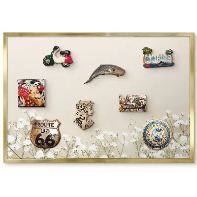 Tableau magnétique encadré avec motif de fleurs blanches sur fond beige