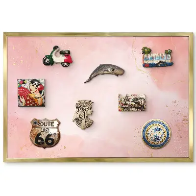 Panneau décoratif pour aimants souvenirs dans les tons roses aux motifs délicats