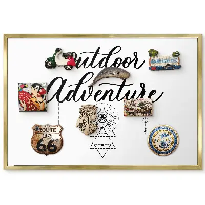 Panneau décoratif pour aimants souvenirs sur le thème de l'aventure avec symboles et texte