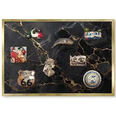 Panneau pour aimants souvenirs avec motifs jaunâtres sur fond sombre