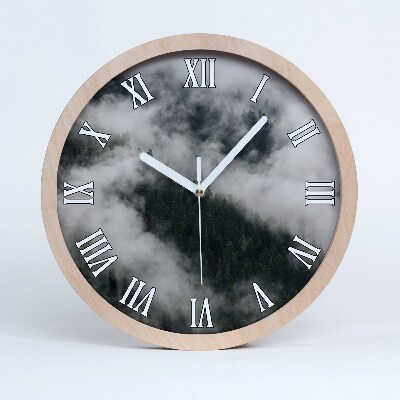 Horloge murale en bois Brume sur une forêt