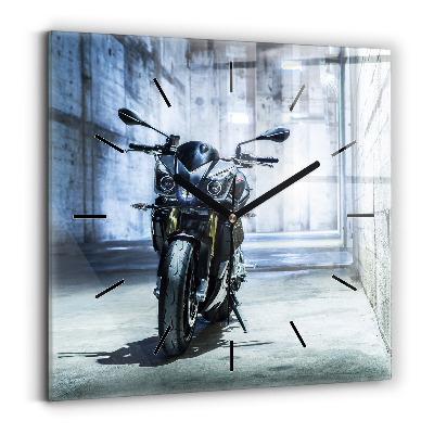 Horloge carrée en verre Moto dans une ruelle