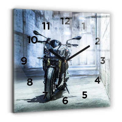 Horloge carrée en verre Moto dans une ruelle