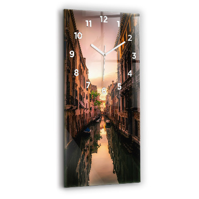 Horloge murale verticale Vue du canal dans la ville