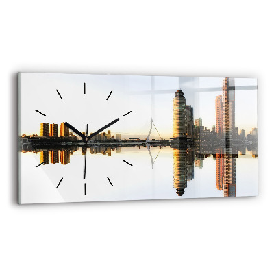 Horloge horizontale en verre Ville au bord de la rivière