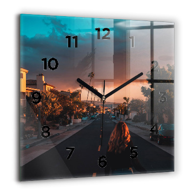 Horloge murale carrée 60x60 cm Femme sur la route
