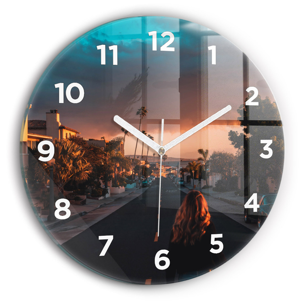 Horloge ronde murale Femme sur la route