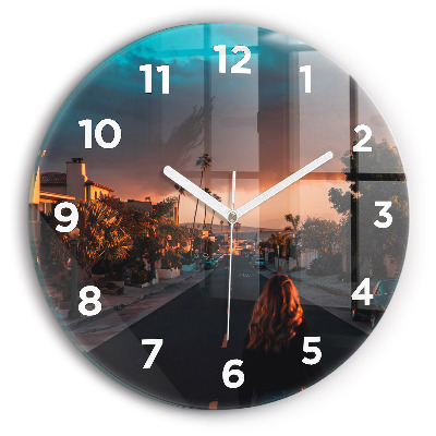 Horloge ronde murale Femme sur la route